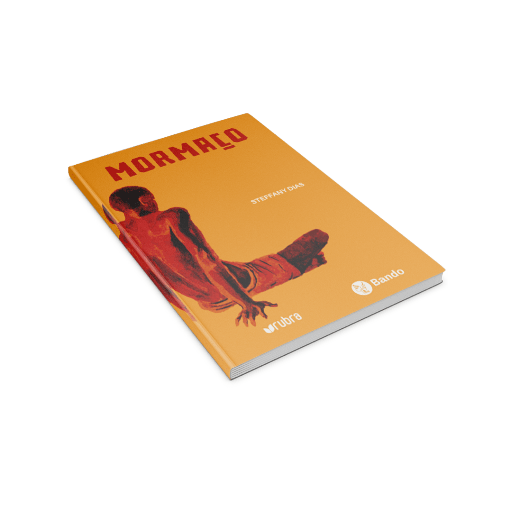 Capa do livro "Mormaço" de Steffany Dias, com fundo laranja e ilustração em tons vermelhos de um homem de costas sentado, olhando para o horizonte. Logos da editora Rubra e do selo Bando na base.